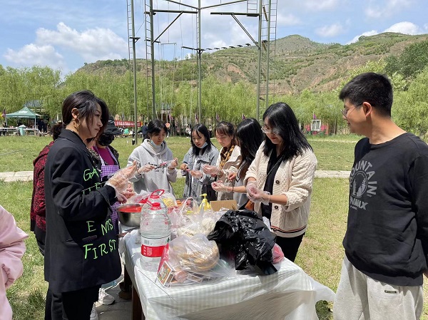 公司组织开展野外烧烤团建活动