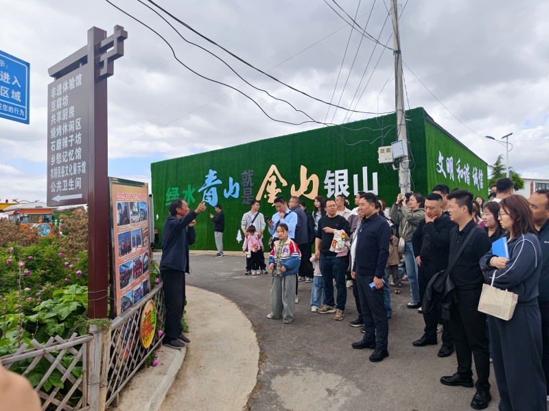 恒达检测、信合设计赴环县庄子峁联合开展“学习劳模榜样 深耕岗位匠心” 参观学习实践活动